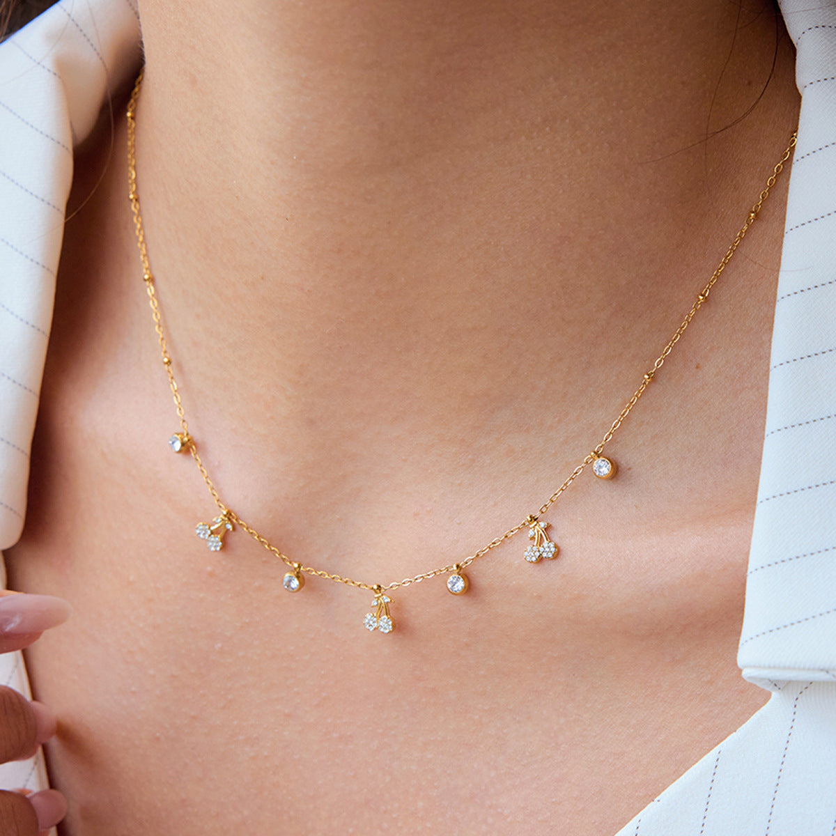 Collana Pendente da Donna in Acciaio Inox Geometria Lusso Minimalista con Ciliegia