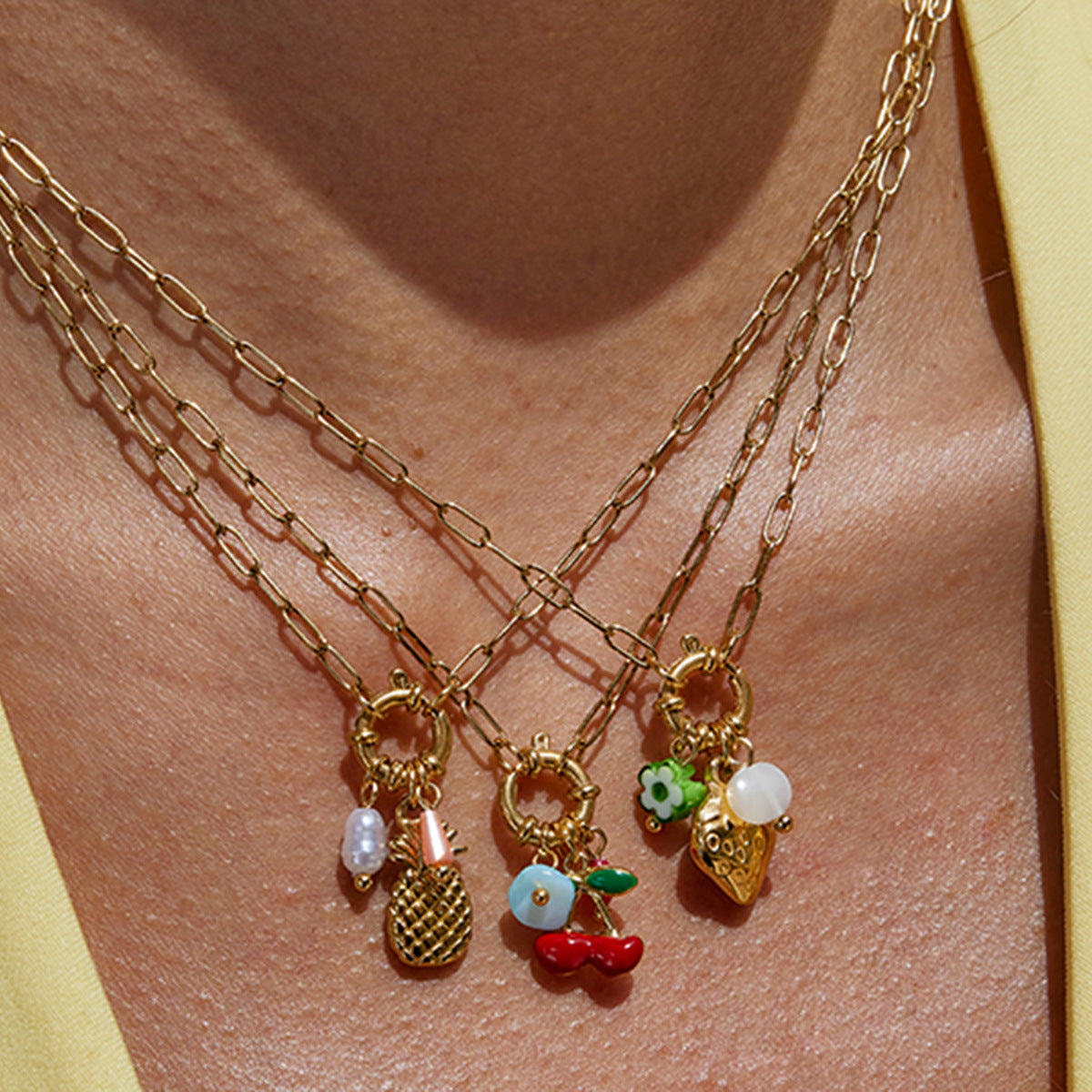 Collana con Pendente Fragola Geometrica in Acciaio Inossidabile con Dettagli in Acciaio al Titanio e Finitura Elettroplaccata da Donna