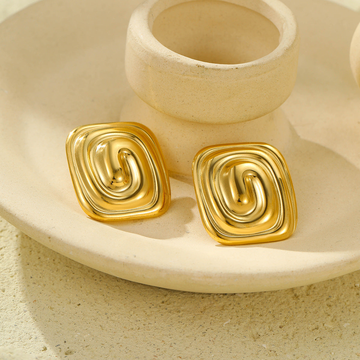 Pendientes de acero de titanio rectangulares vintage con textura en espiral para mujer con baño de oro de 18 quilates