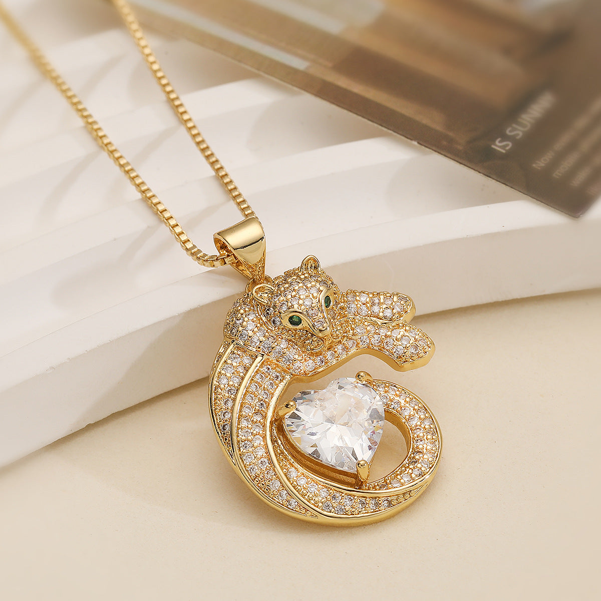 Collana Pendente Leopardo Minimalista da Donna con Base in Rame Placcata Oro 18K e Intarsio di Zirconi