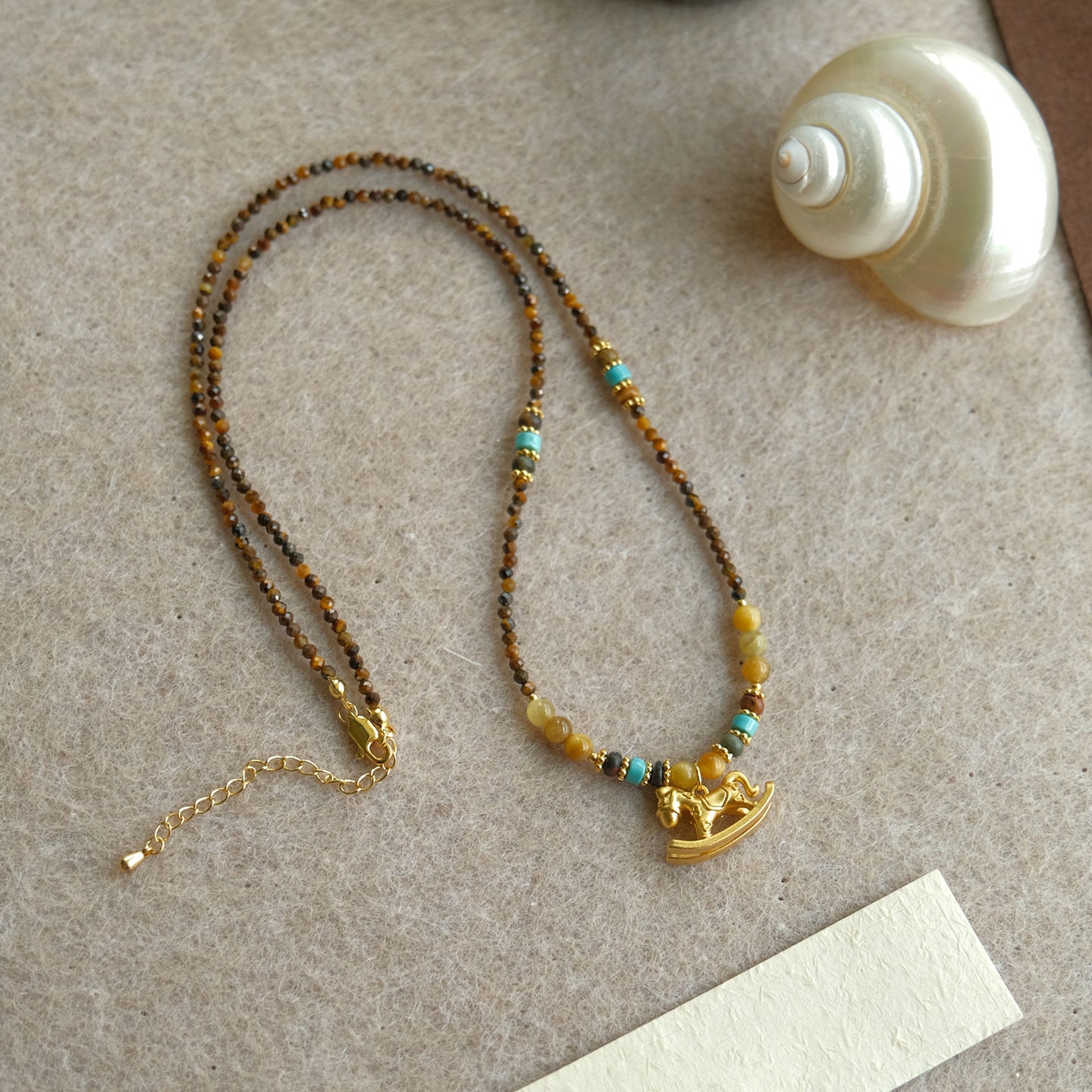 Collana da donna con perline a occhio di tigre geometriche di lusso leggero e cavallo, placcata in oro 18 carati, catena clavicola in rame