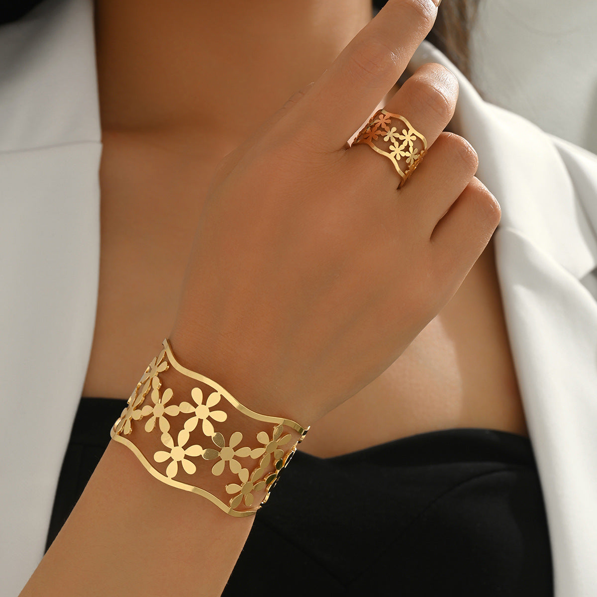 Conjunto de pulsera y anillo geométricos de moda en aleación de zinc con acabado chapado para un estilo versátil