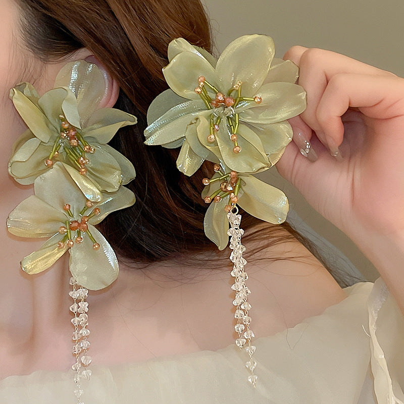 Orecchini floreali delicati con perni in argento, borchie in rame elettrolitico con nappe fluenti, estetica fresca e dolce per donna