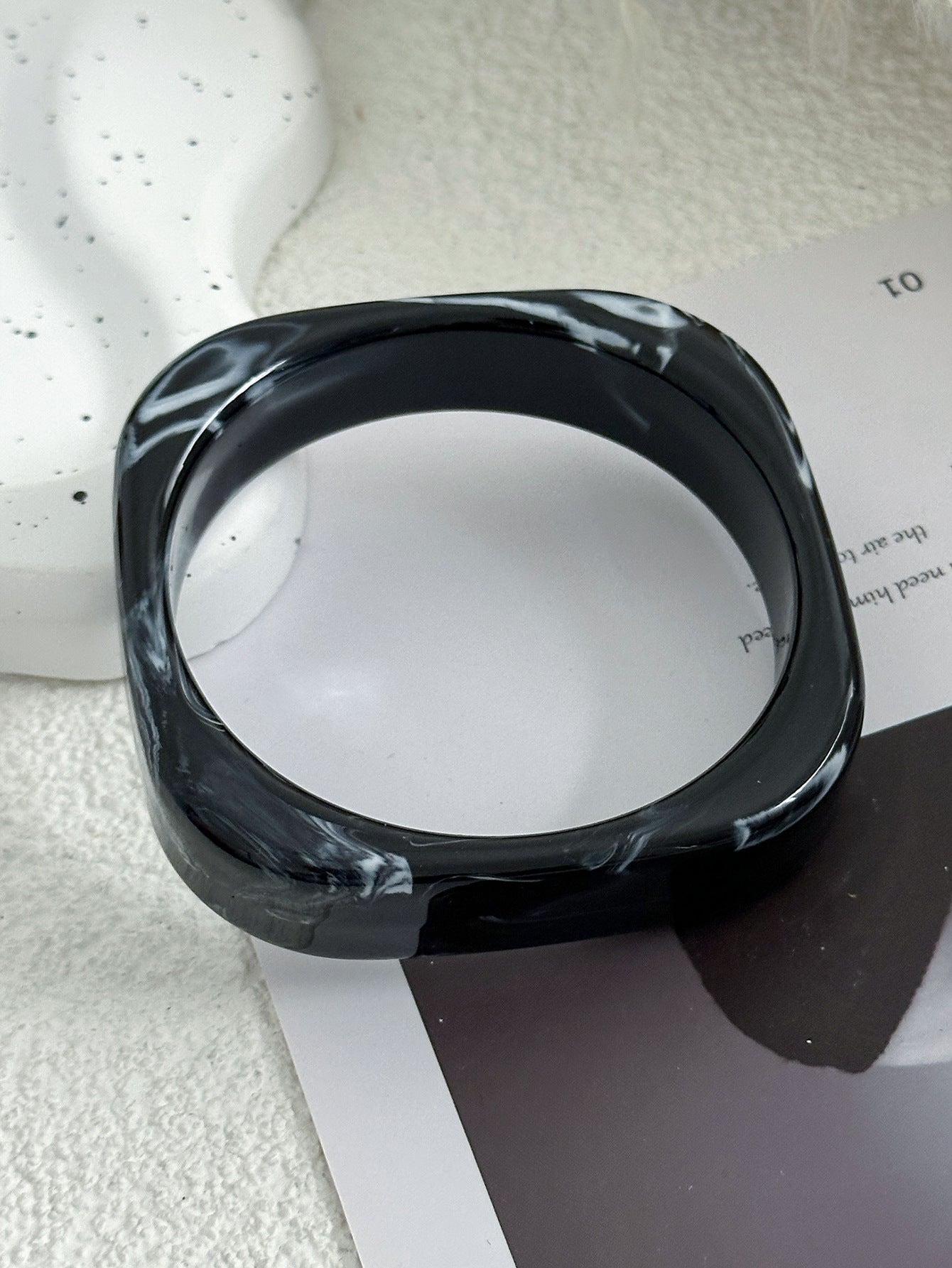 Vintage Minimalist Round Geometric Acrylic Bracelet with Gradient Drip Oil Finish