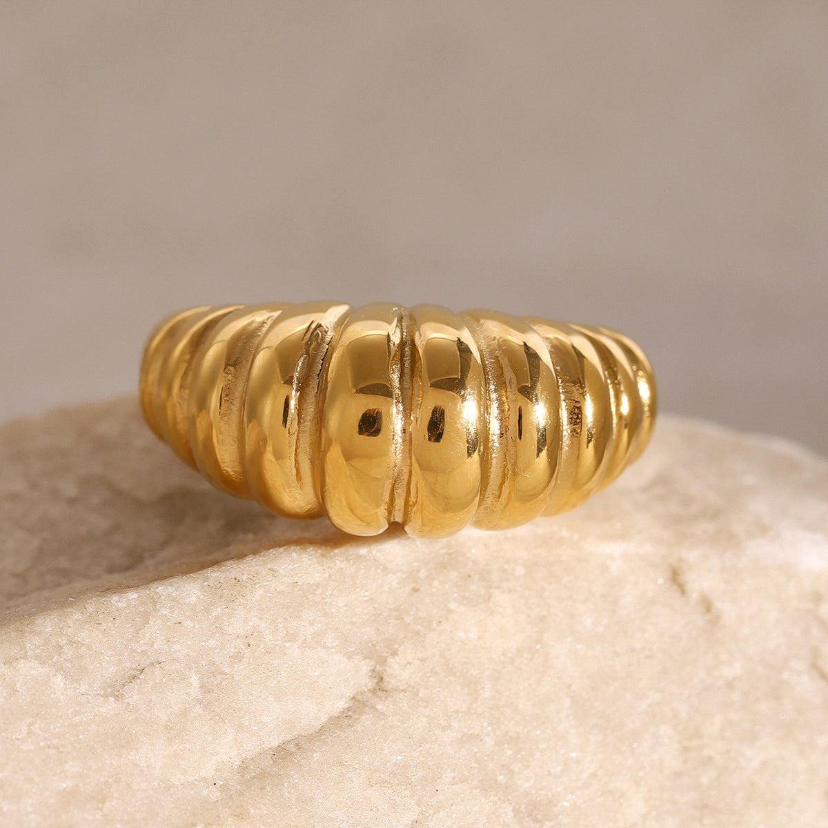 Anello Corno di Toro Minimalista da Donna in Acciaio Inossidabile con Placcatura in Oro 18K