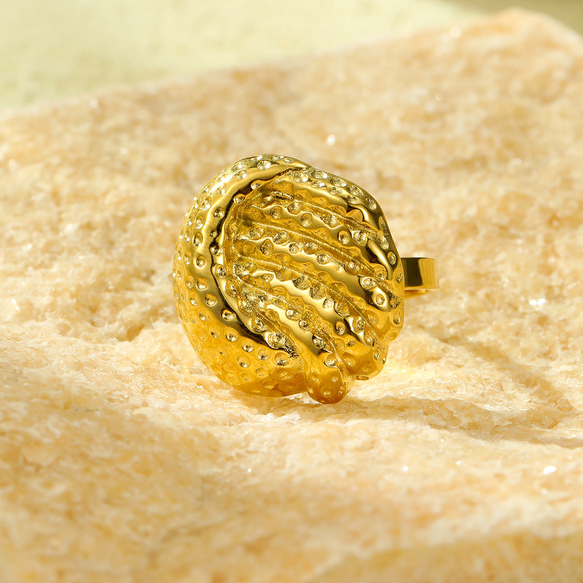 Anillo vintage de acero de titanio con textura geométrica minimalista y acabado chapado para mujer