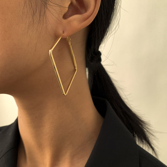 Orecchini a perno geometrici quadrati minimalisti in metallo da donna con design cavo e finitura galvanizzata