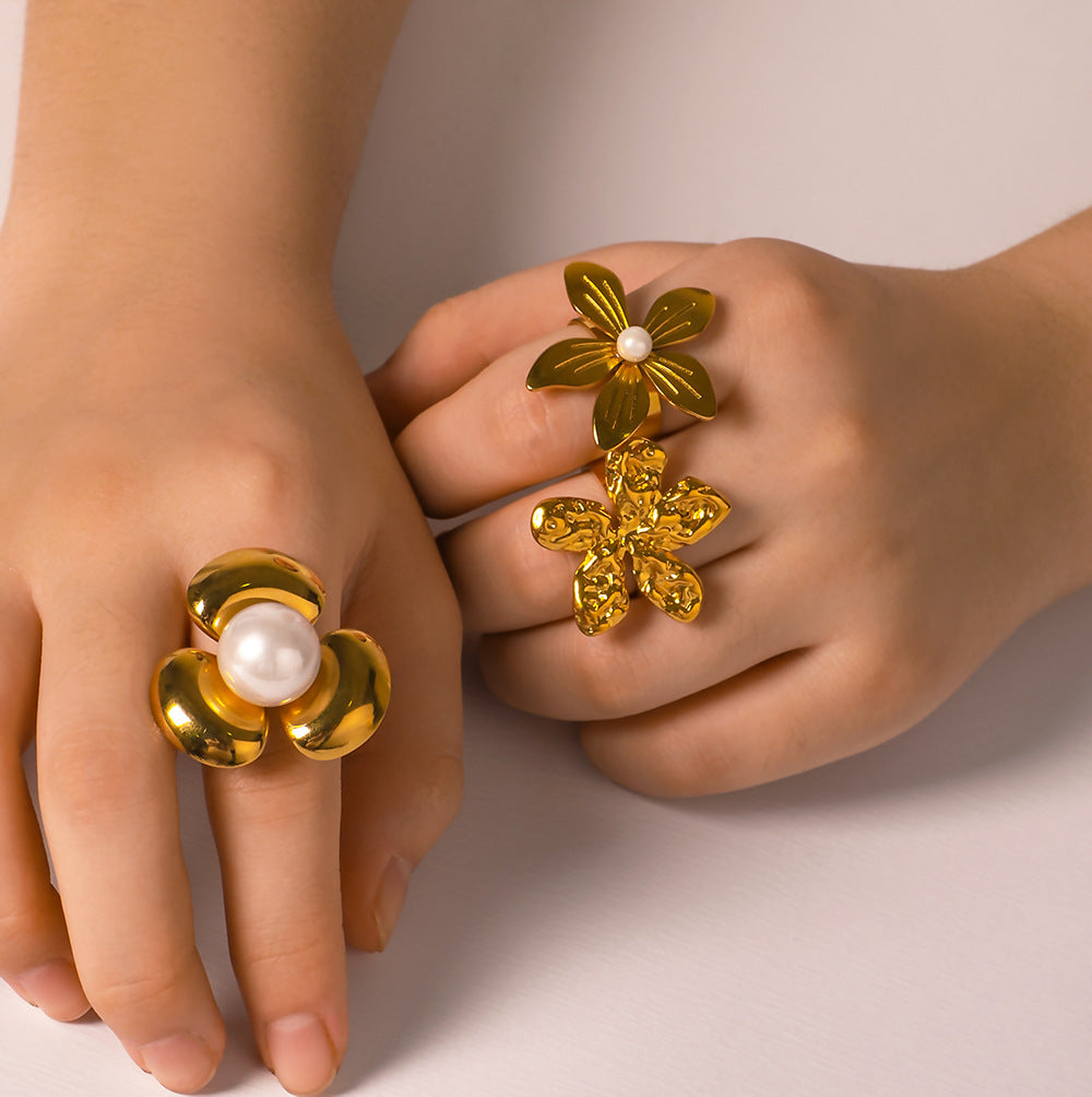 Anello in Acciaio Inox con Motivo Floreale Geometrico Stile INS, con Placcatura in Oro Sottovuoto, per Uomo e Donna