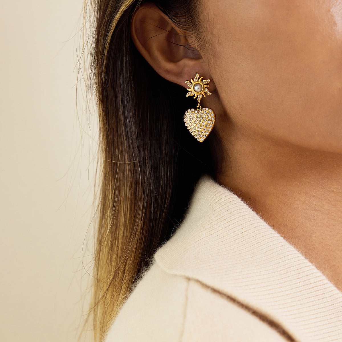 Orecchini a perno minimalisti da donna in acciaio al titanio a forma di cuore con intarsio in strass e finitura placcata