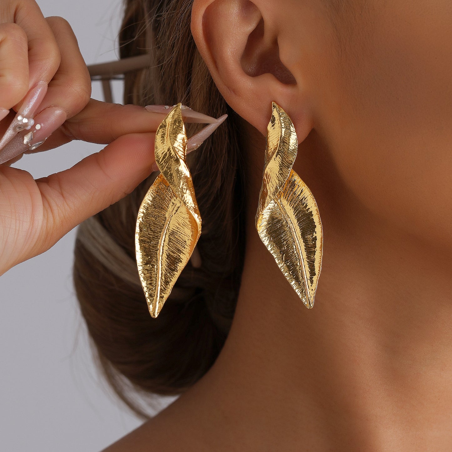 Vintage Style Three-Dimensional Leaf-Shaped Earrings for Women Made of Zinc Alloy with Plated Finish