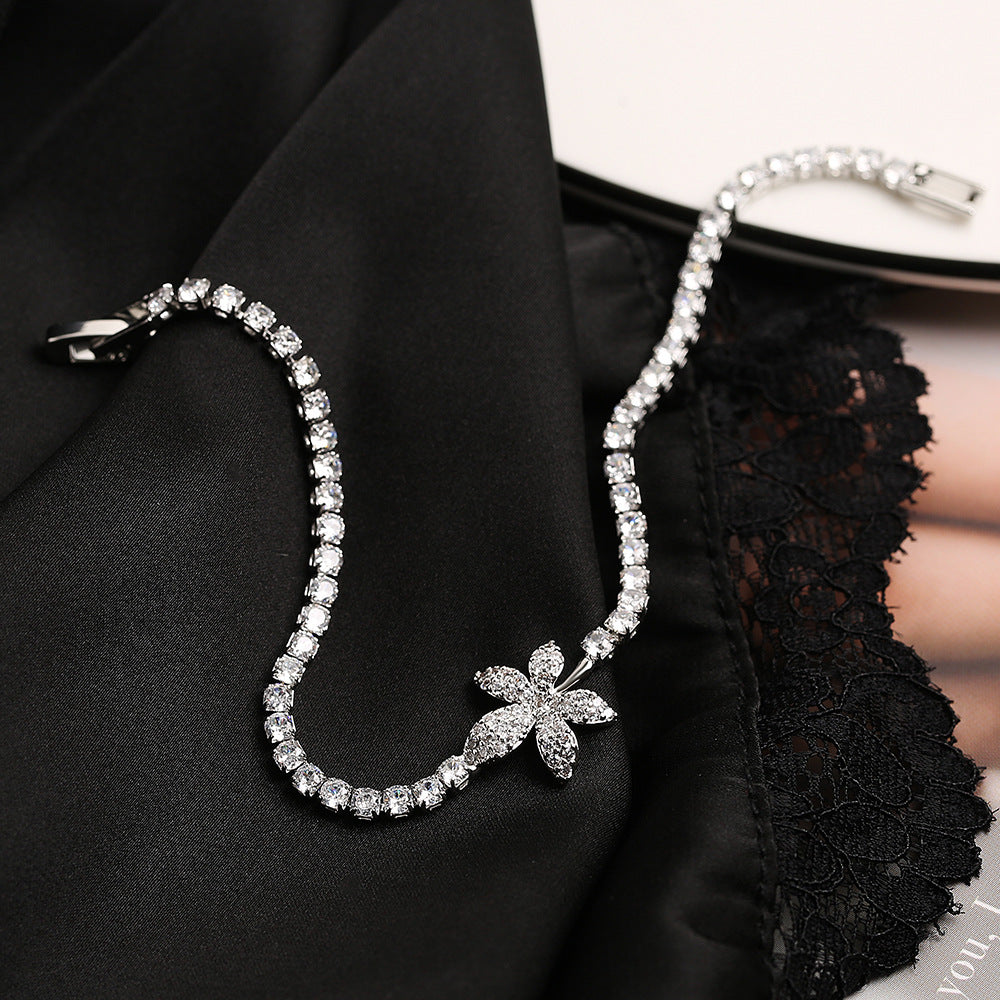 Bracciale da donna minimalista a forma di foglia in rame con zirconi