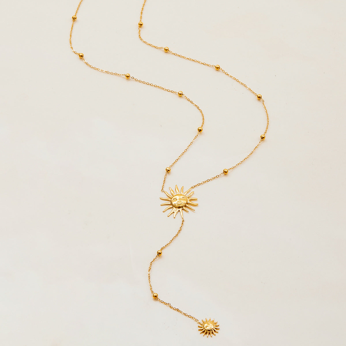 Collana a Y con Ciondolo Sole Geometrico in Acciaio al Titanio con Finitura Placcata per Donna, Elegante Collana alla Clavicola