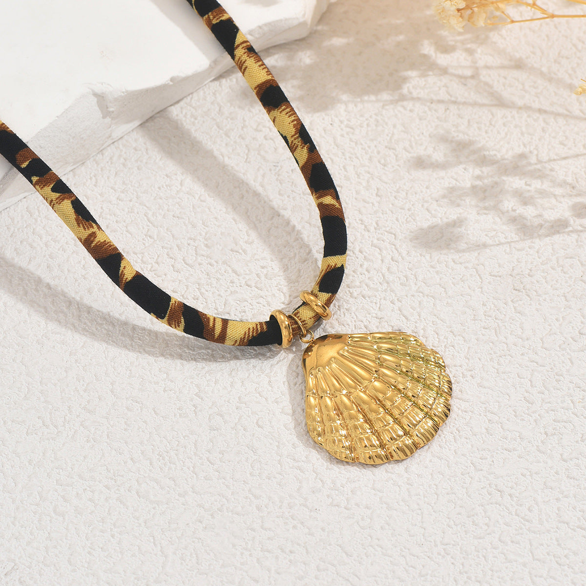 Collar con colgante de girasol de concha geométrica para mujer con cadena de cobre chapado