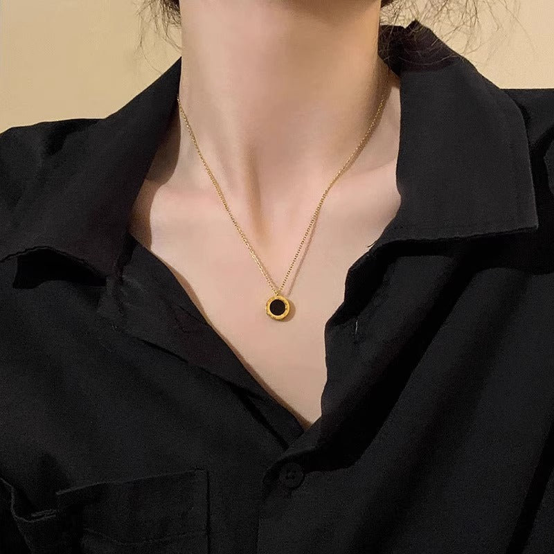 Collana con Pendente a Moneta Romana Bifacciale Nera Minimalista da Donna, Catena a Medaglione in Acciaio al Titanio con Forma Irregolare e Finitura Placcata