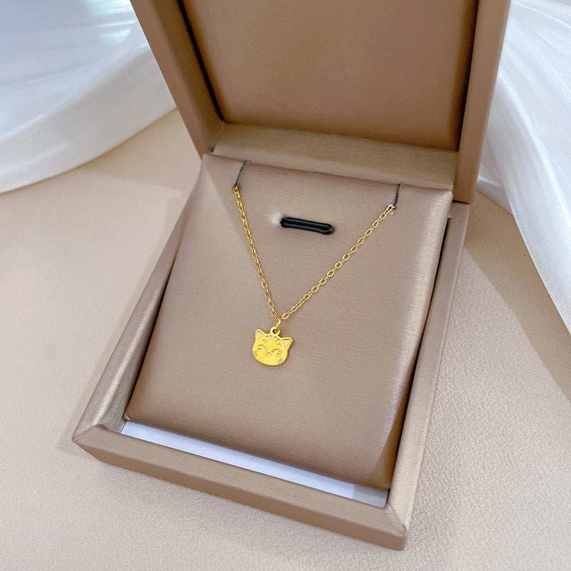 Collana con ciondolo minimalista in acciaio al titanio a forma di gatto sorridente per donna con design geometrico e finitura placcata oro