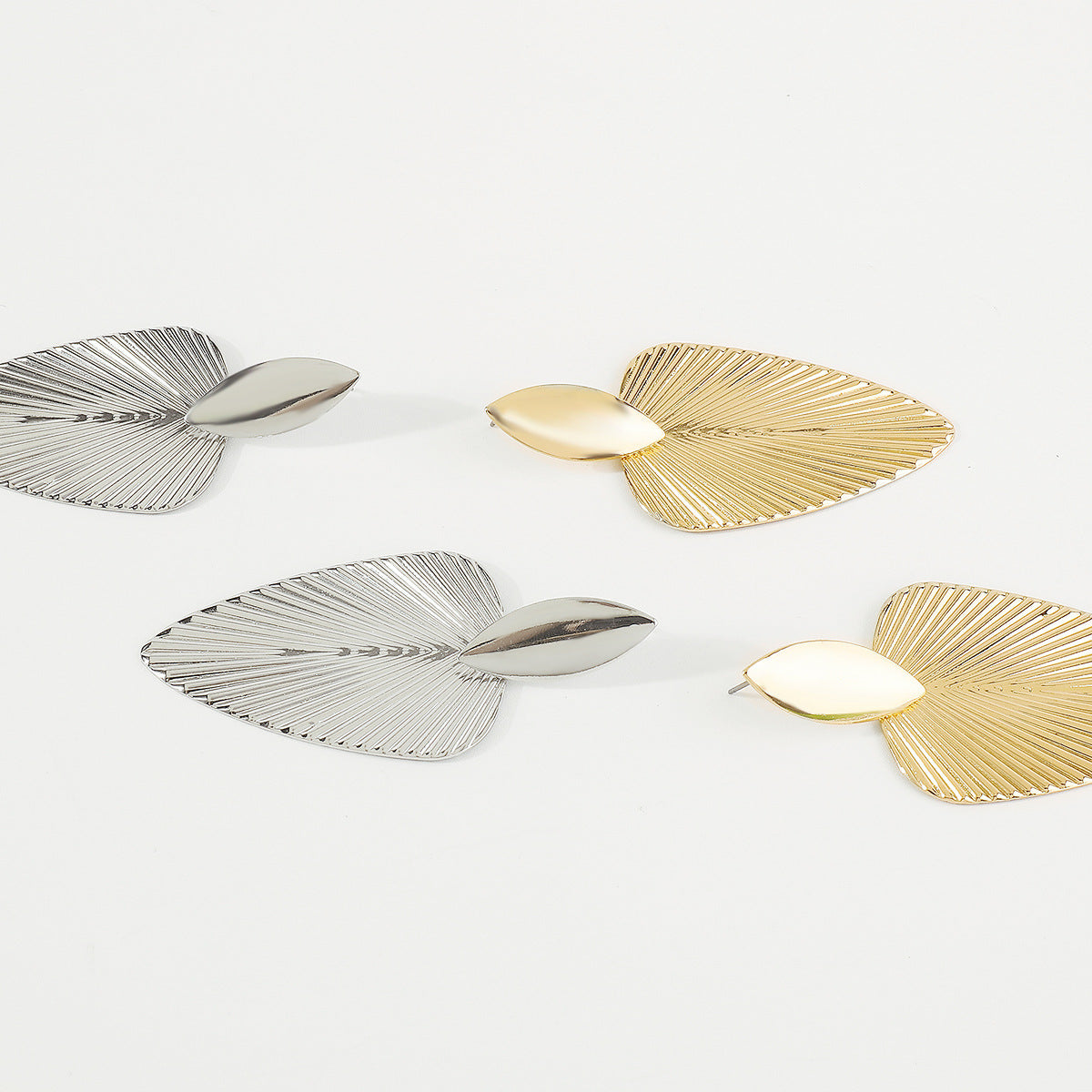 Orecchini pendenti da donna a forma di ventaglio geometrico con base in ferro e finitura galvanica, caratterizzati da texture a foglia e design a linee audaci