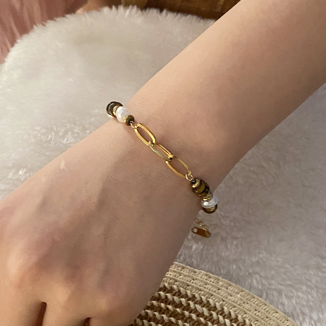 Bracciale da donna con perline occhio di tigre, design originale a cuore e forme geometriche con finitura artigianale
