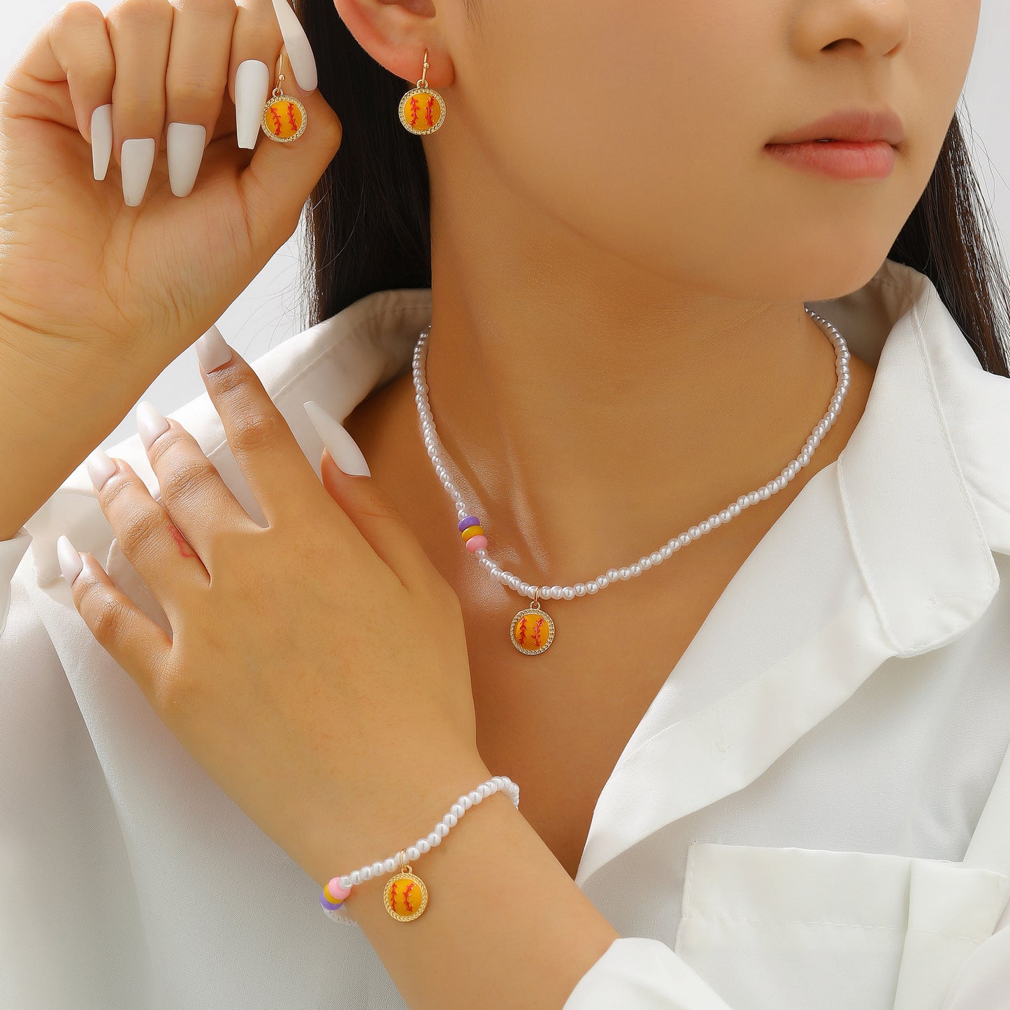 Set di Collana, Bracciale e Orecchini con Pendente a Sfera in Lega di Zinco Placcata Sportiva e Perle per Donna
