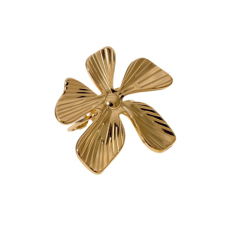 Anello indice con motivo floreale di tendenza in acciaio inossidabile placcato oro con un'estetica minimalista e cool