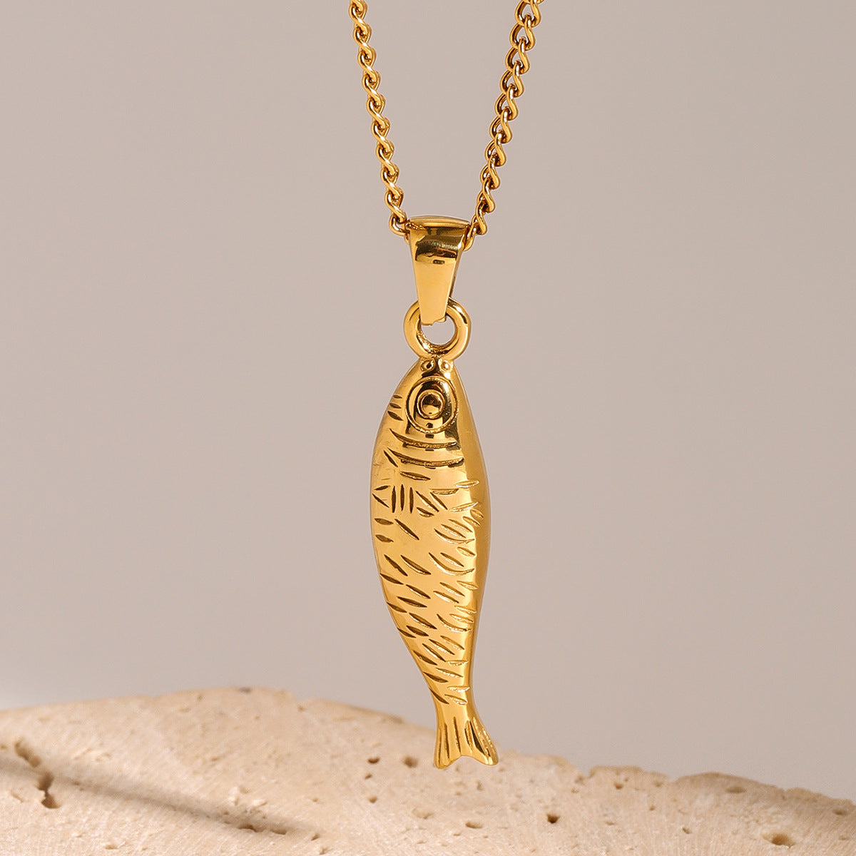 Elegante collana a pendente a tema marino da donna con catena in acciaio inossidabile e pendente in acciaio al titanio, finitura galvanizzata, design a forma di pesce
