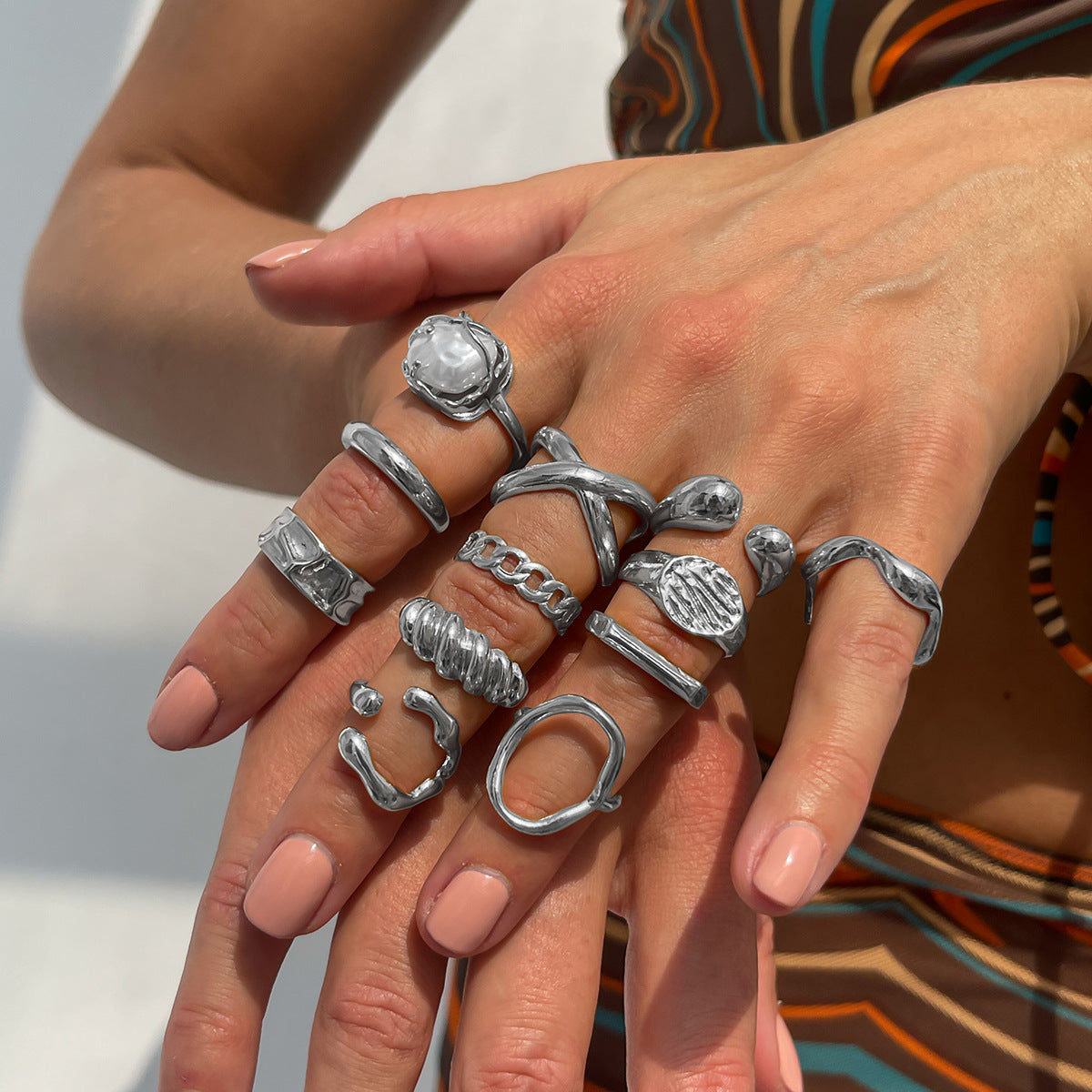 Anillo Geométrico con Nudo Trenzado Líquido de Lava para Mujer en Aleación con Acabado Chapado
