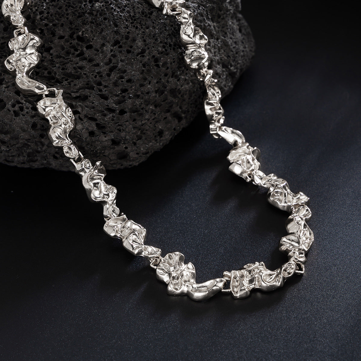 Collana con ciondolo geometrico a forma di lava irregolare, punk minimalista, in lega, con texture metallica galvanizzata per donna