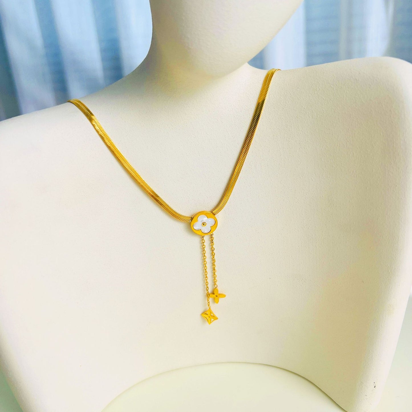 Collana a Croce Minimalista di Lusso in Acciaio al Titanio con Motivo Floreale e Design a Catena a O per Unisex