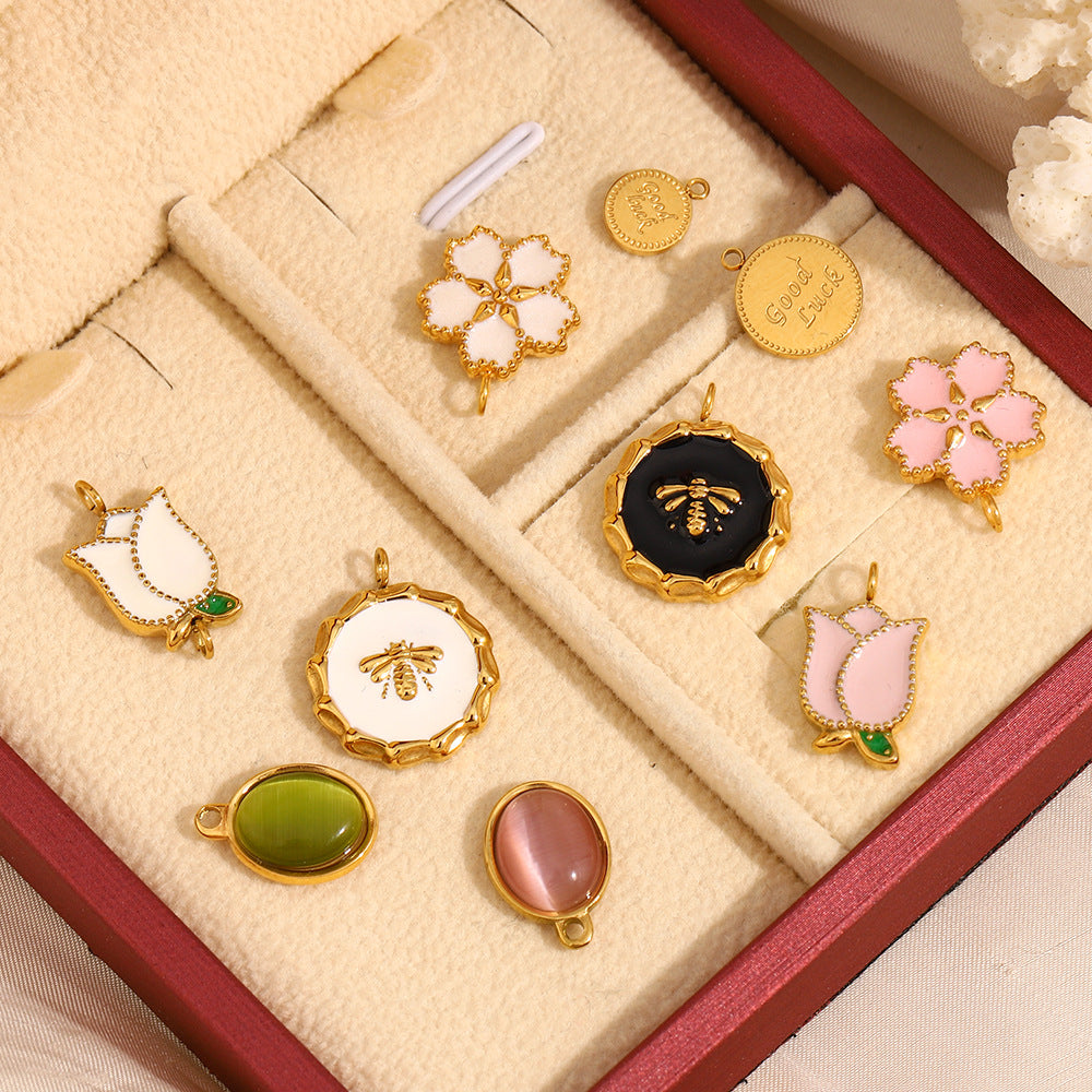 Ciondolo Floreale Minimalista in Acciaio Inossidabile con Placcatura in Oro 18K e Dettagli in Smalto