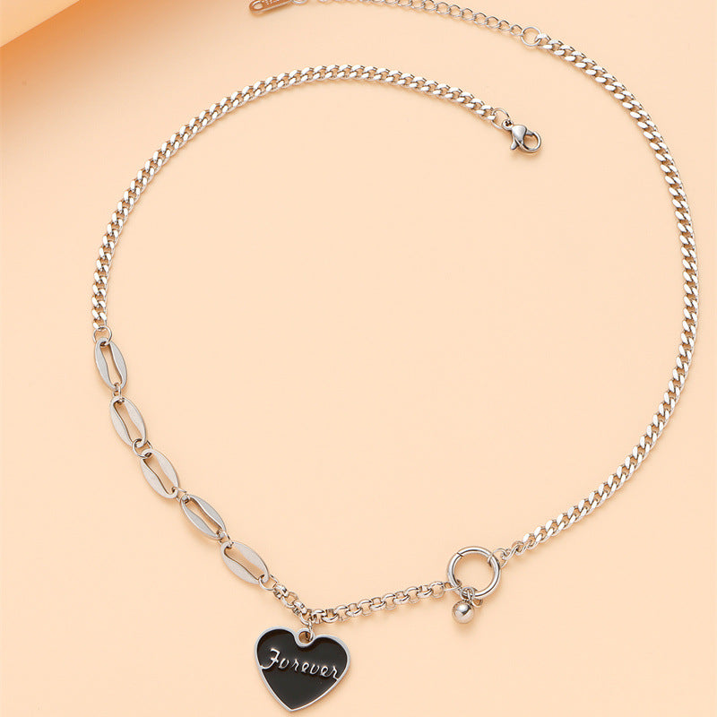 Collana con ciondolo a forma di cuore e lettera in stile naturale, in acciaio inossidabile con acciaio al titanio placcato nero