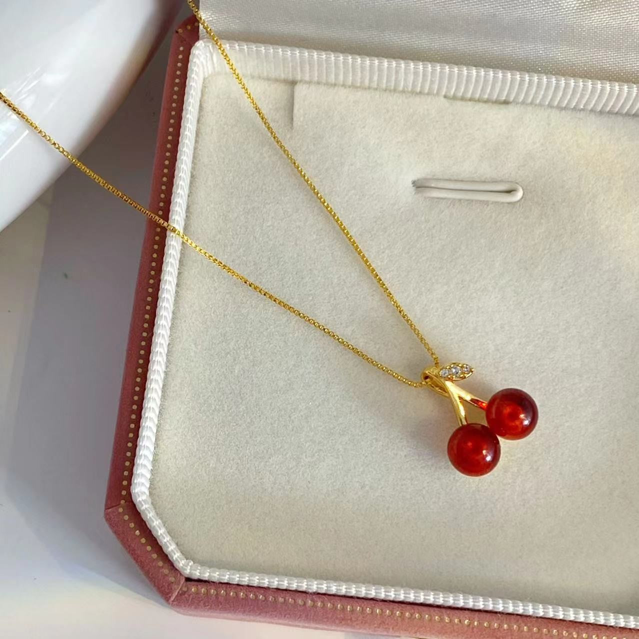 Collana da Donna in Acciaio al Titanio Placcato con Ciliegia, Design a Catena a O, Collana a Medaglione dall'Estetica Dolce e Fresca