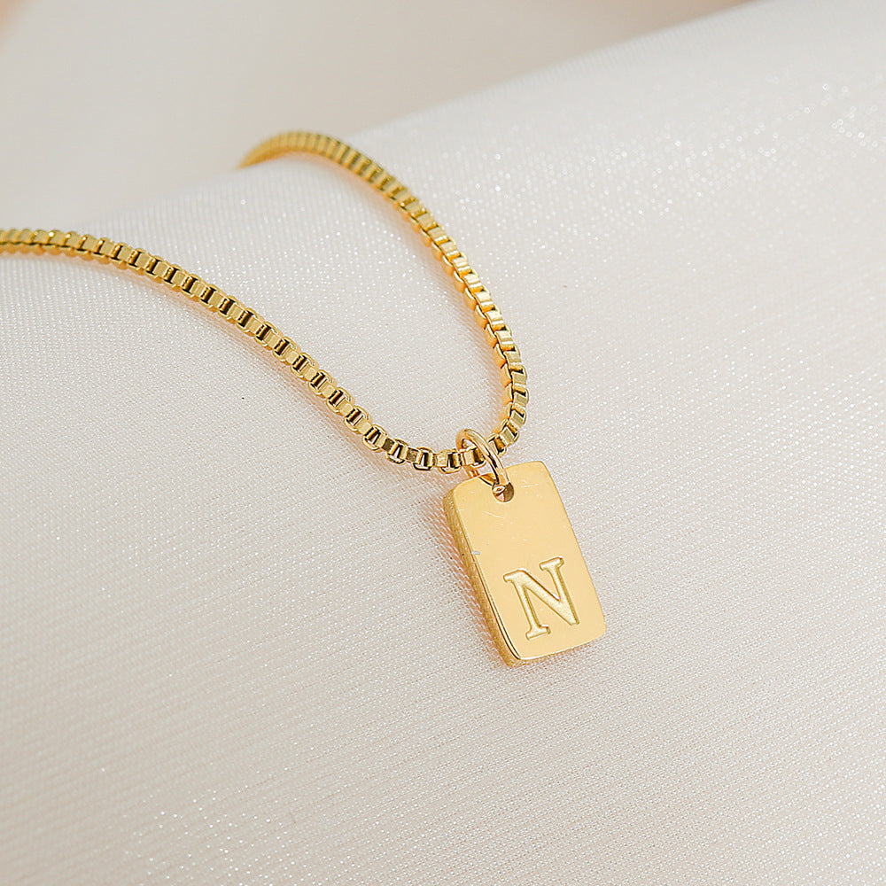 Collar con colgante de letra geométrica minimalista de acero inoxidable con baño de oro de 18 quilates para mujer