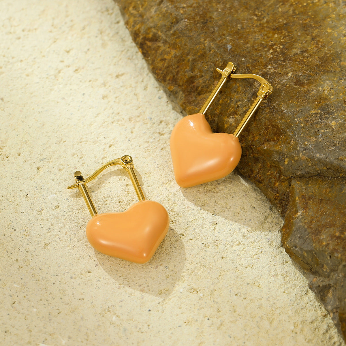 Orecchini a perno da donna in acciaio inossidabile placcato oro 18 carati e smalto a forma di cuore in stile vintage