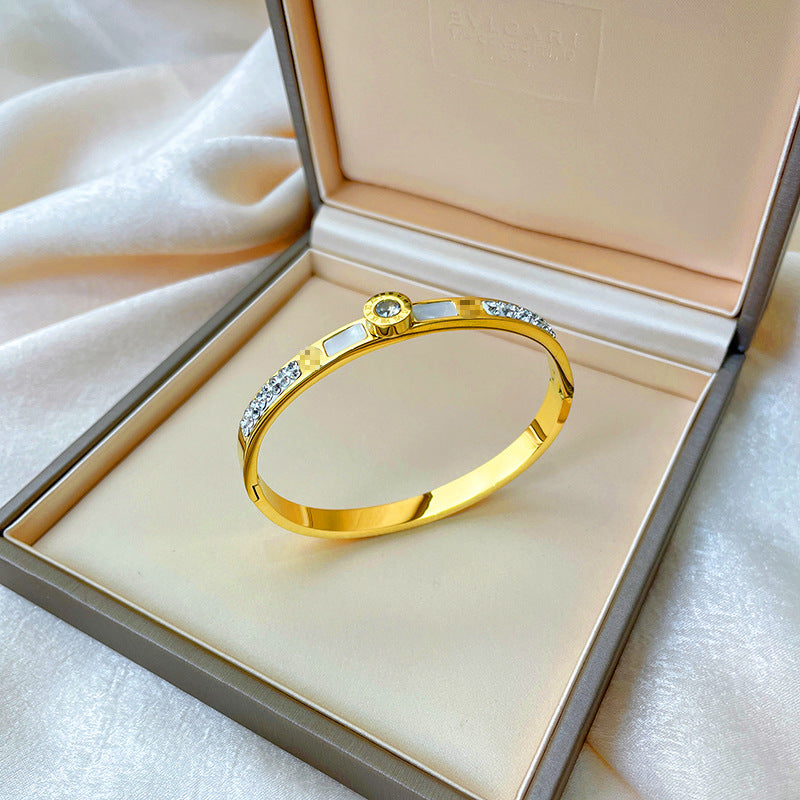 Bracciale minimalista in titanio e acciaio placcato oro rosa con intarsio in strass e design dalla forma irregolare
