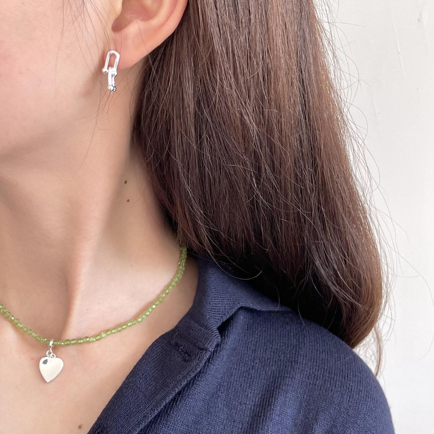 Orecchini a perno con zirconi a forma di U in argento sterling 925 minimalista