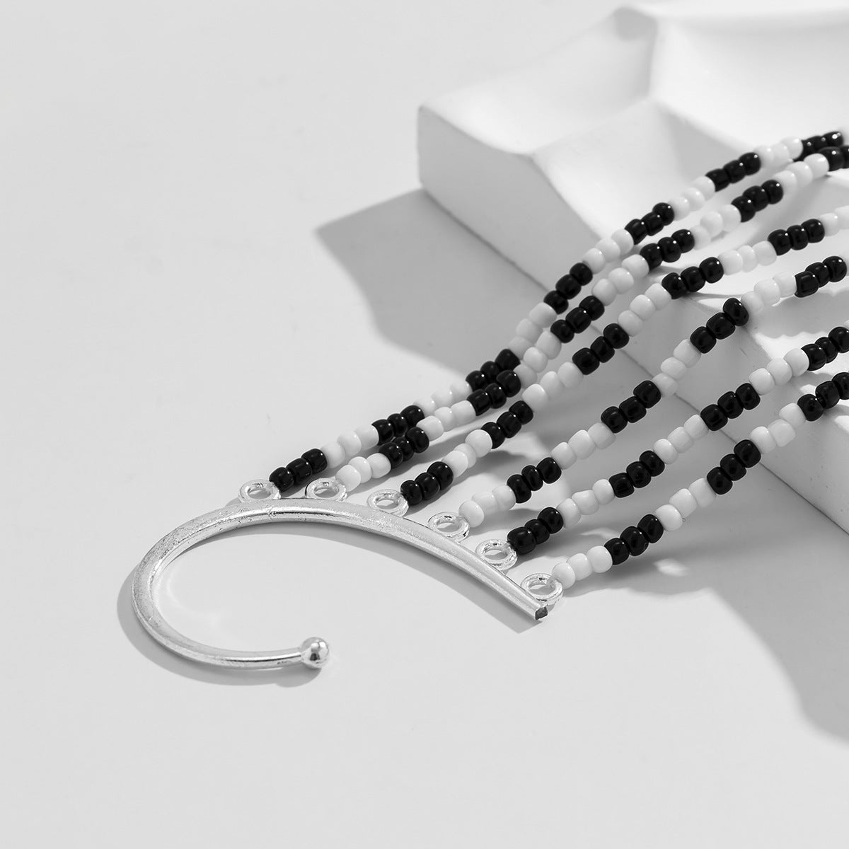 Pendientes Largos Minimalistas Geométricos de Metal con Cuentas para Mujer con Acabado Chapado en Contraste Blanco y Negro