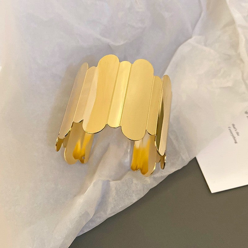 Pulsera Cóncava Irregular Minimalista para Mujer en Aleación de Latón con Acabado Galvánico