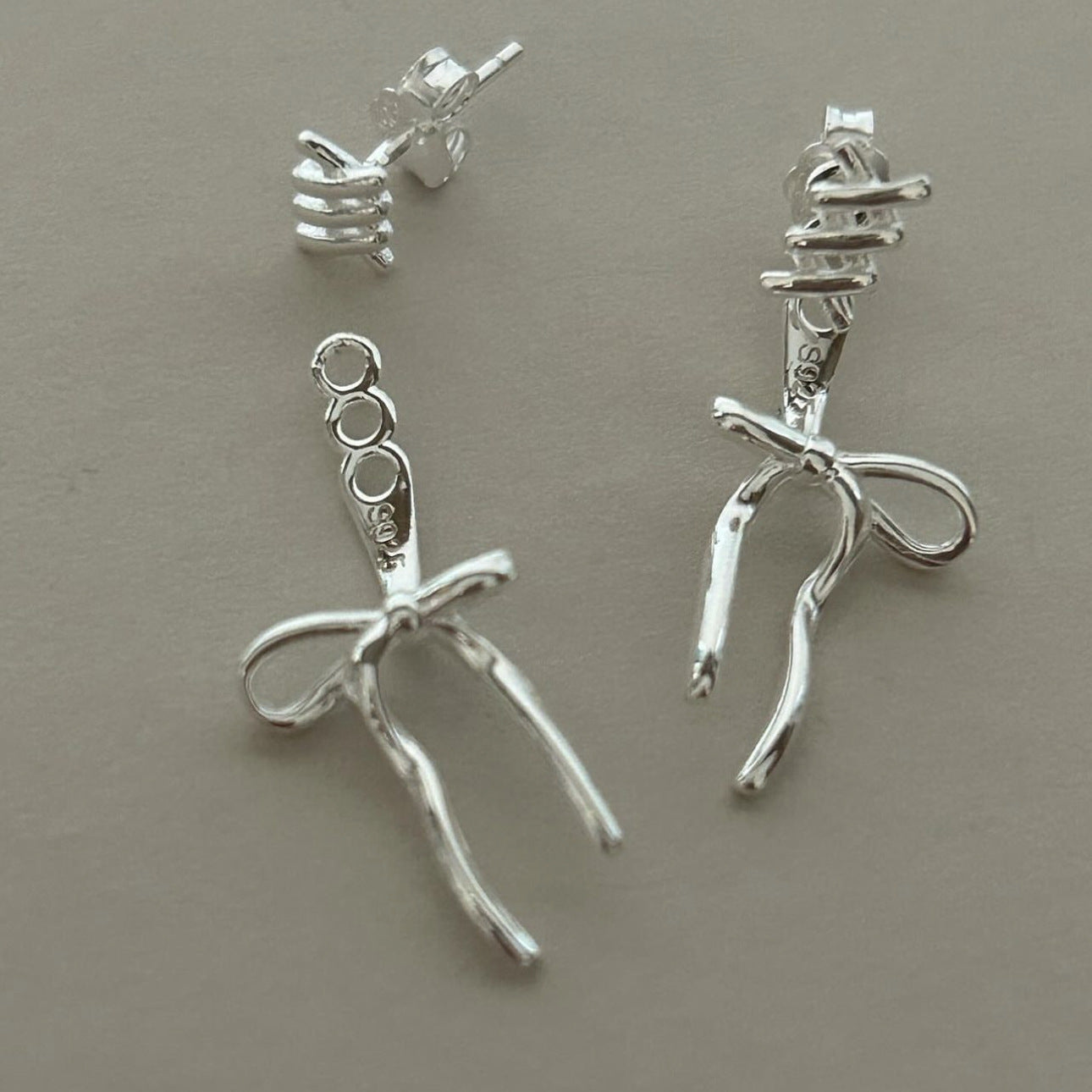 Pendientes minimalistas de lazo en plata de ley 925 con acabado pulido para mujer