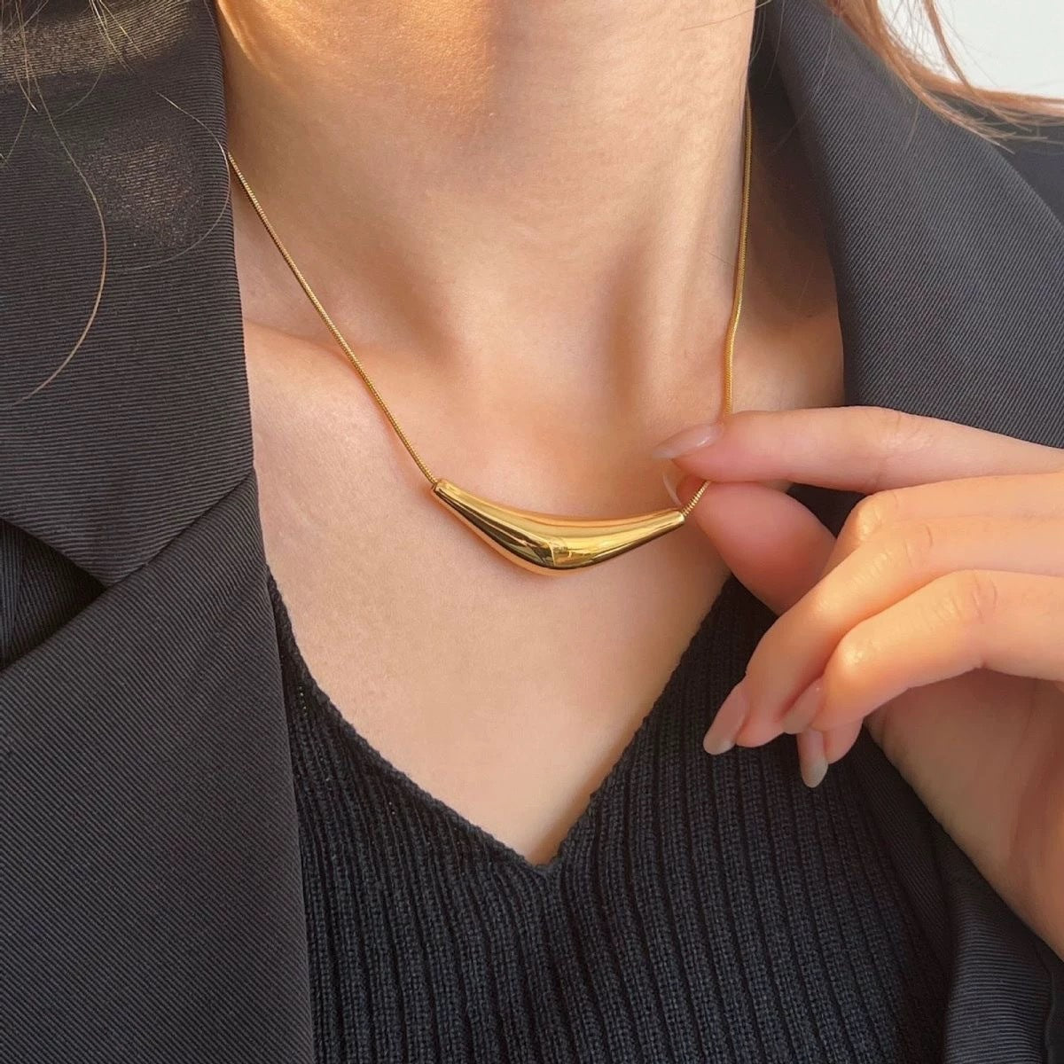 Collana con pendente a forma di arco geometrico minimalista da donna in acciaio inossidabile con finitura placcata