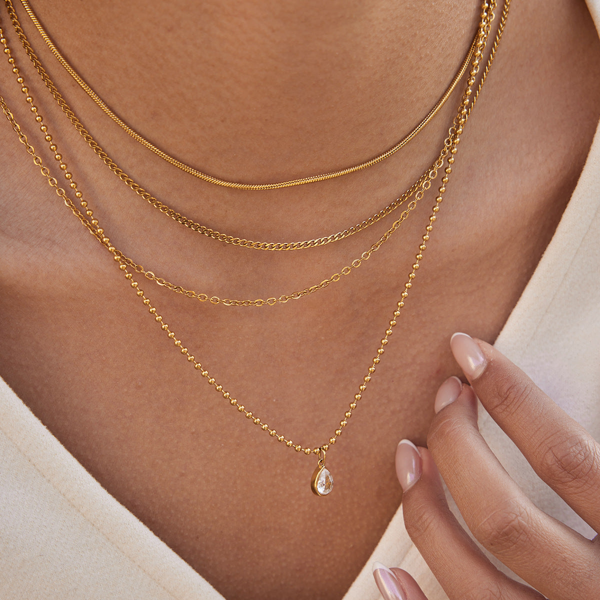 Collana con pendente geometrico minimalista in acciaio al titanio con intarsio di zirconi da donna, catena a clavicola multistrato in acciaio inossidabile placcato oro PVD sottovuoto