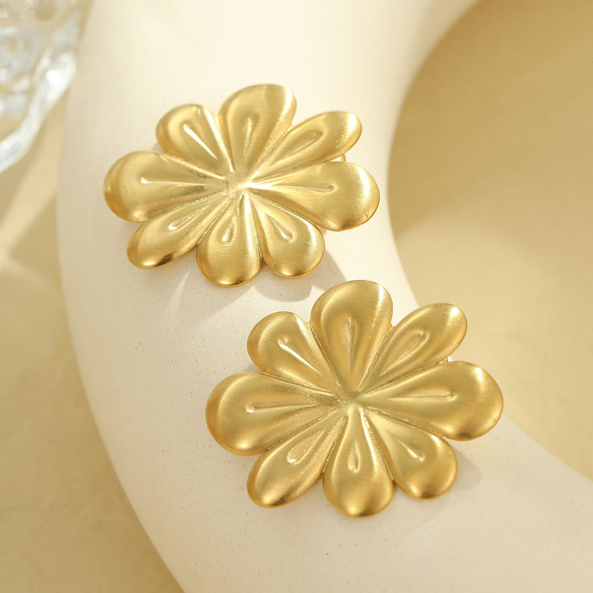 Collana con ciondolo a petalo spazzolato in acciaio inossidabile alla moda da donna con finitura galvanizzata e design geometrico floreale