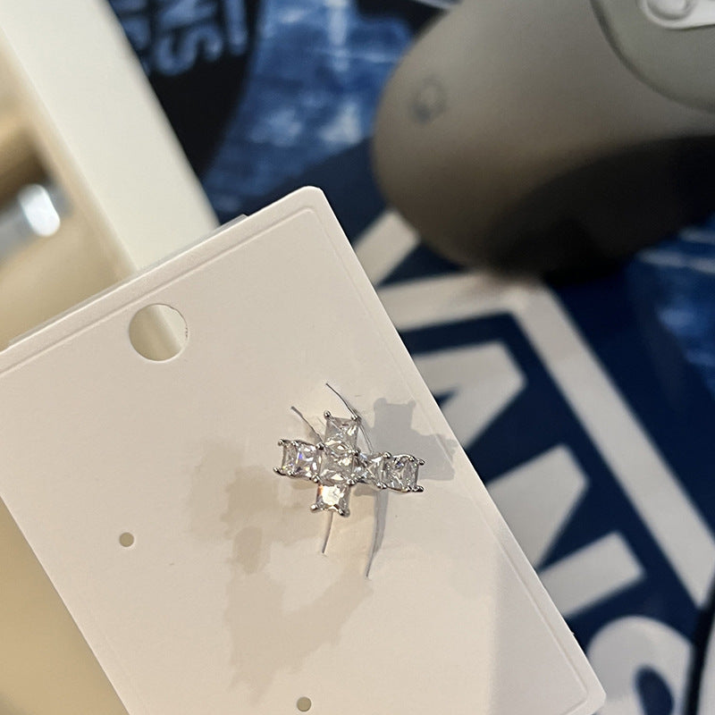 Orecchini a polsino minimalisti a croce con zirconi per donna, in rame a forma geometrica con intarsi in zirconi per uso quotidiano e ufficio