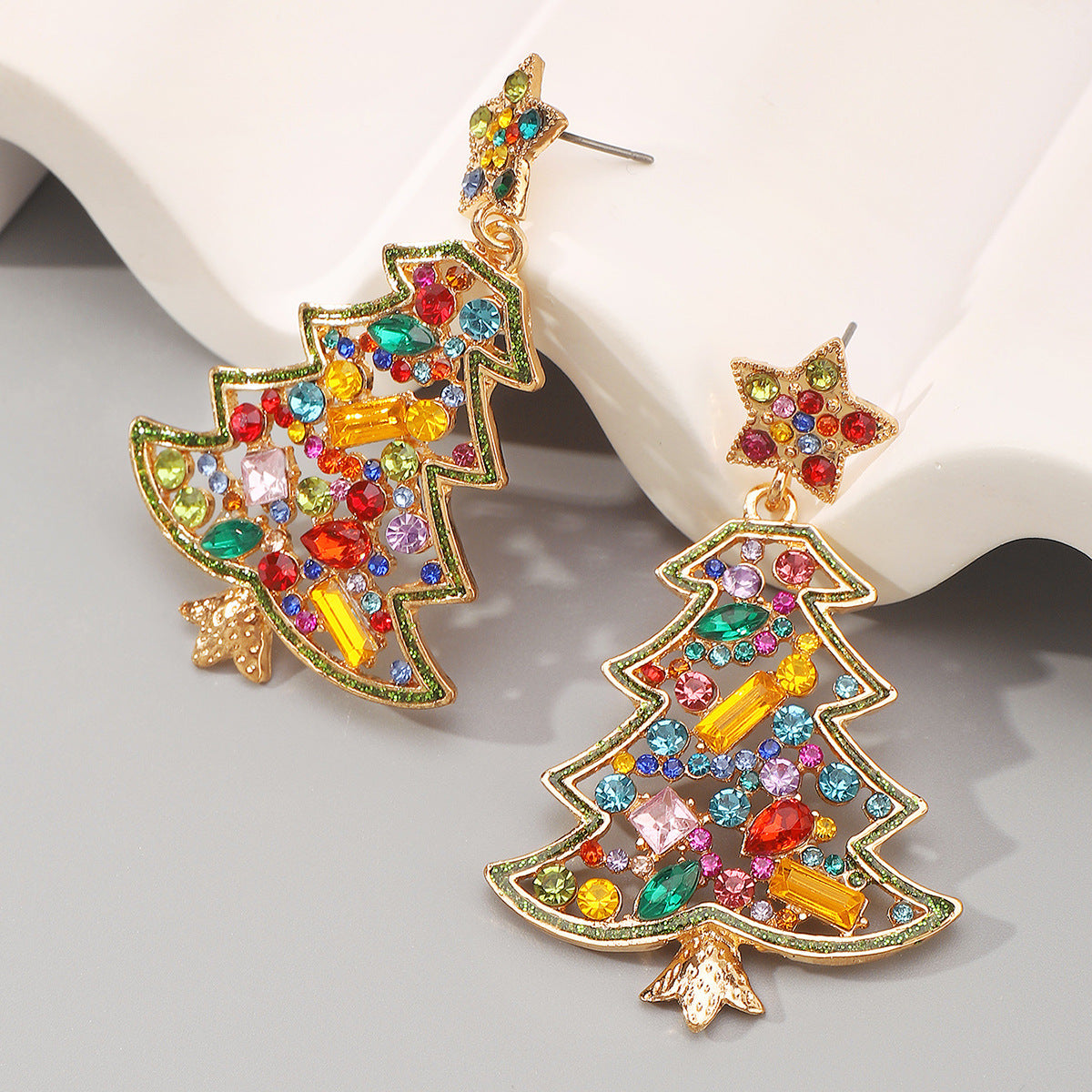 Pendientes geométricos de aleación, dulces y atrevidos, con incrustaciones de pedrería y diseño de árbol de Navidad y estrella para mujer