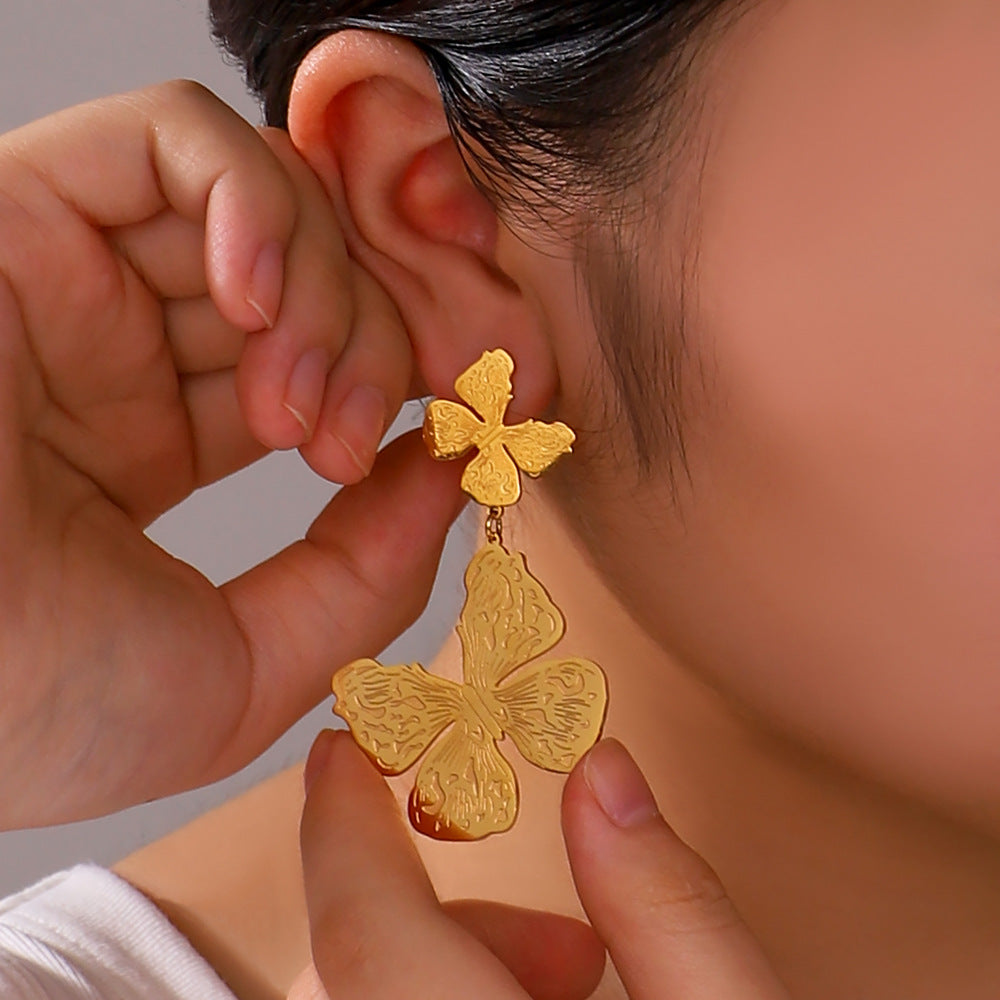 Orecchini da donna in acciaio inossidabile placcati oro 18 carati con farfalle e fiori in stile francese, intarsi in strass e perle