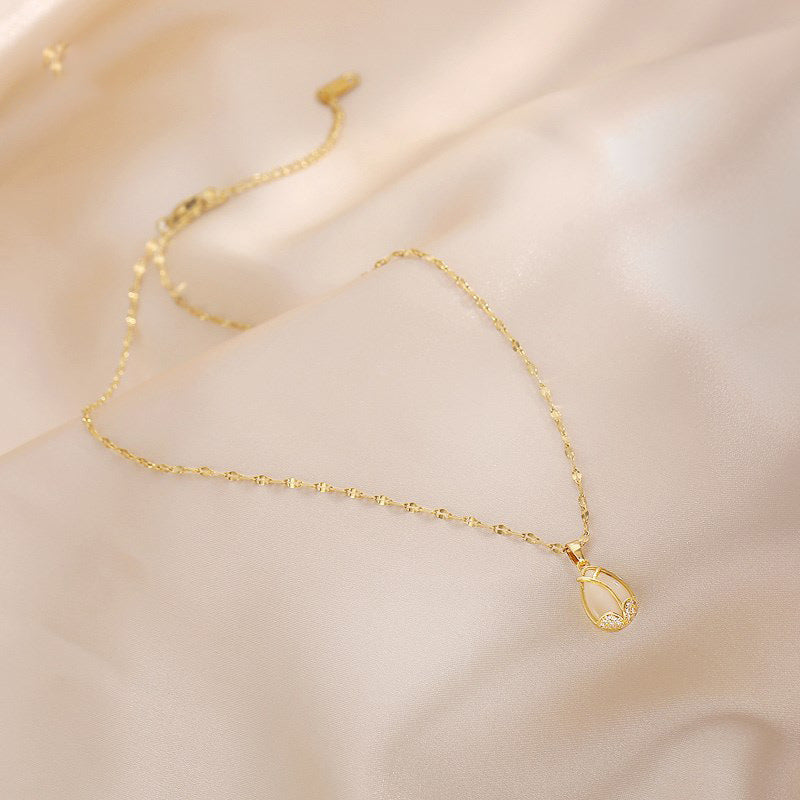 Tulip-Shaped Pendant Necklace for Women in Titanium Steel with Plated Finish, Minimalist Botanical Design, Delicate Clavicle Chain
