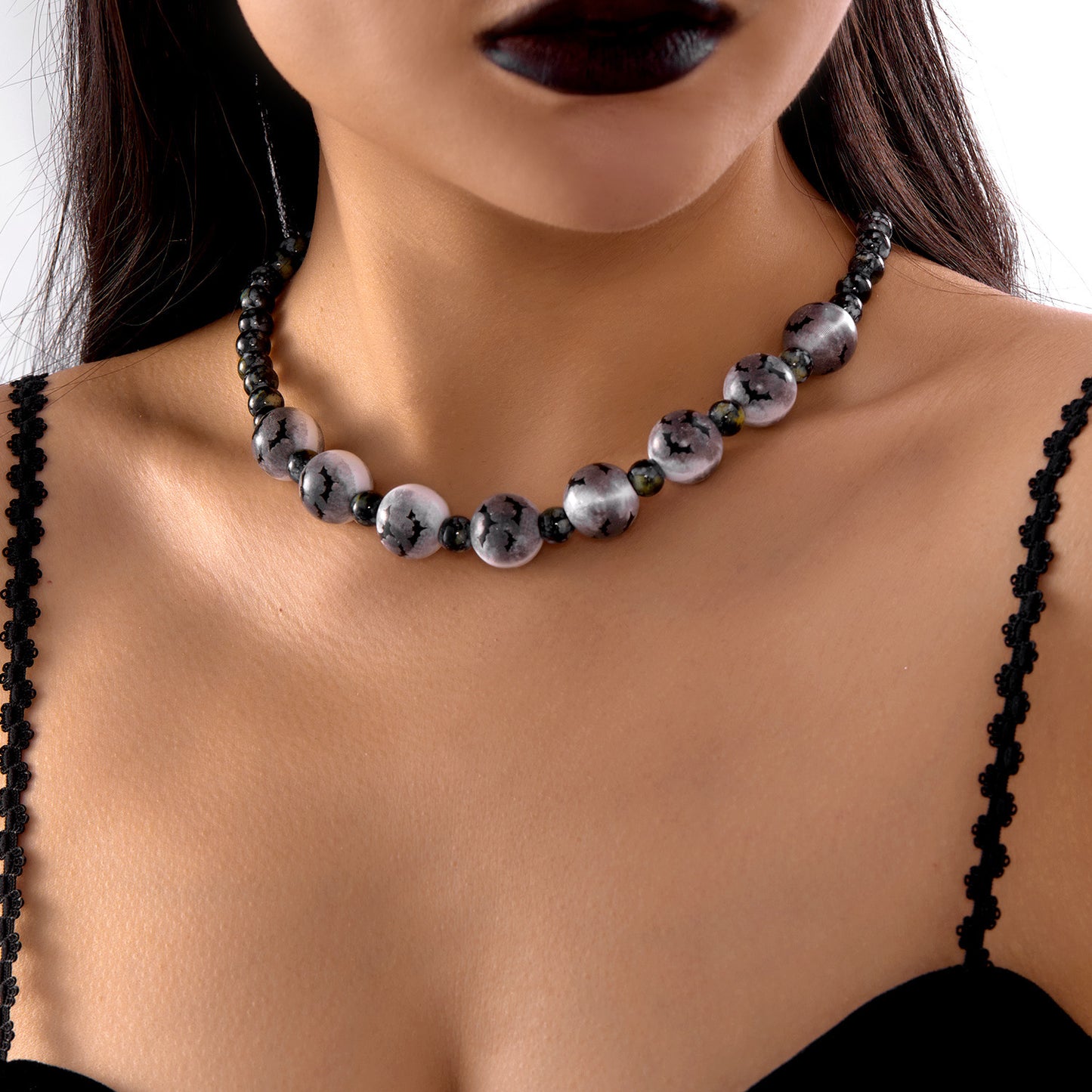 Collar gótico oscuro hecho a mano con cuentas de madera, estampado de murciélago y fantasma, colgante de forma geométrica, joyería unisex de Halloween