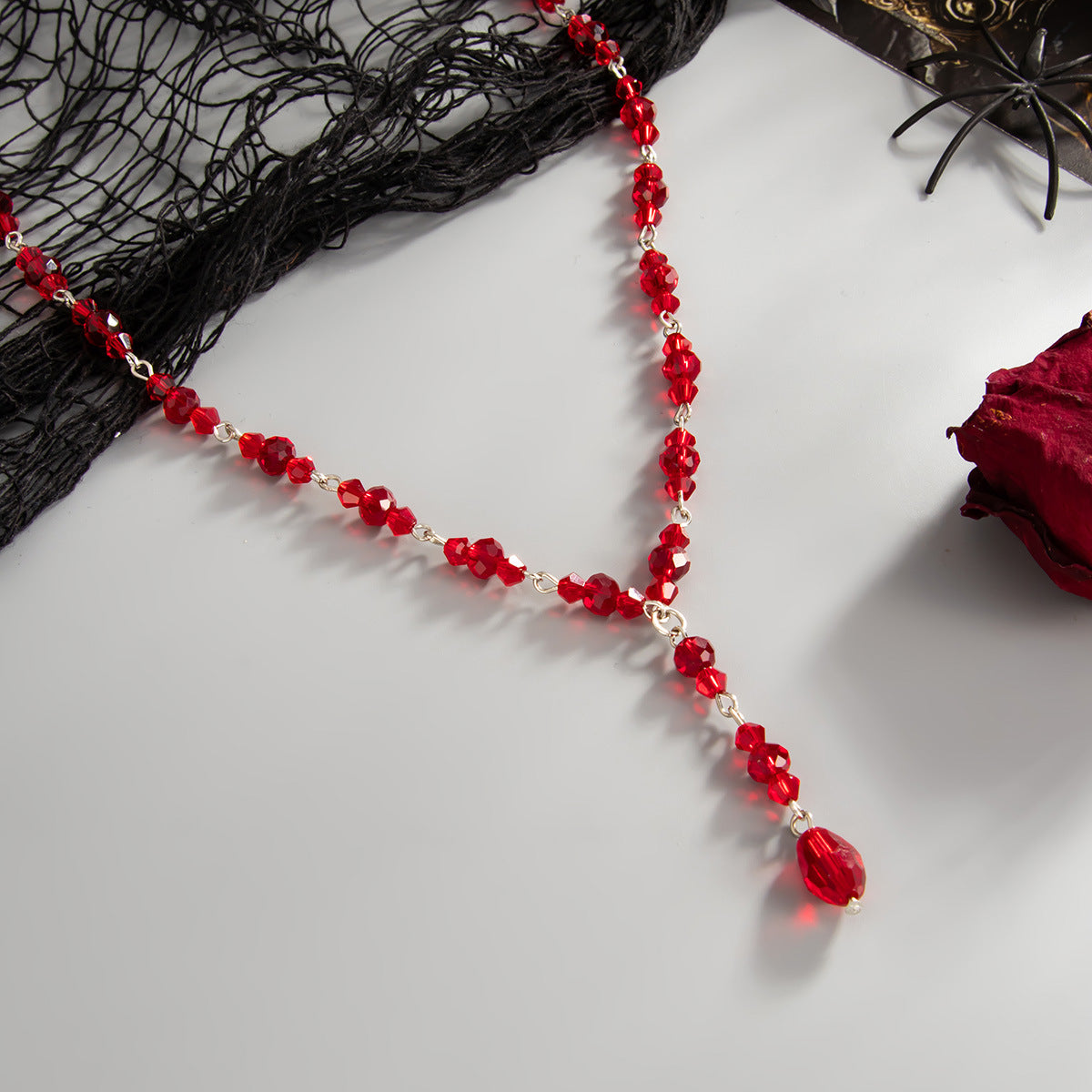 Gargantilla estilo gótico oscuro con borla goteando sangre para mujer con colgante geométrico y incrustaciones de pedrería en cadena electrochapada