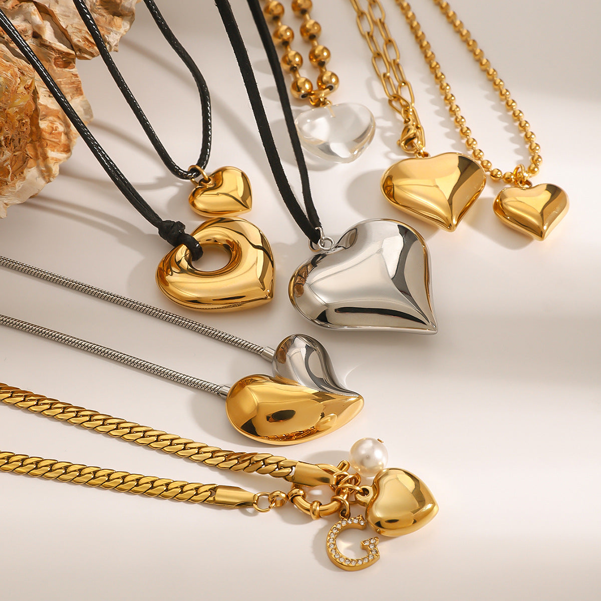 Elegante collana con ciondolo a forma di cuore in acciaio inossidabile con finitura placcata per donna, catena clavicolare minimalista