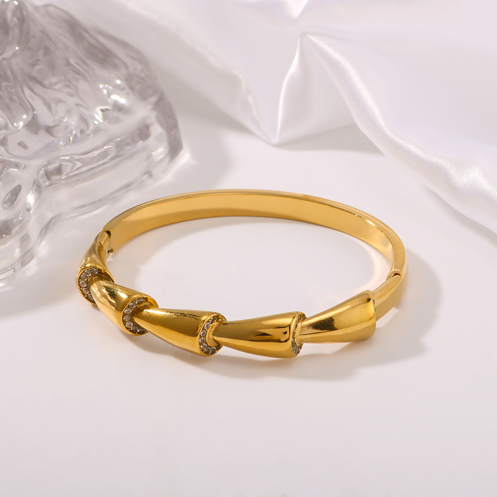 Bracciale da donna in bambù asimmetrico con intarsi di strass e design in acciaio al titanio con finitura placcata