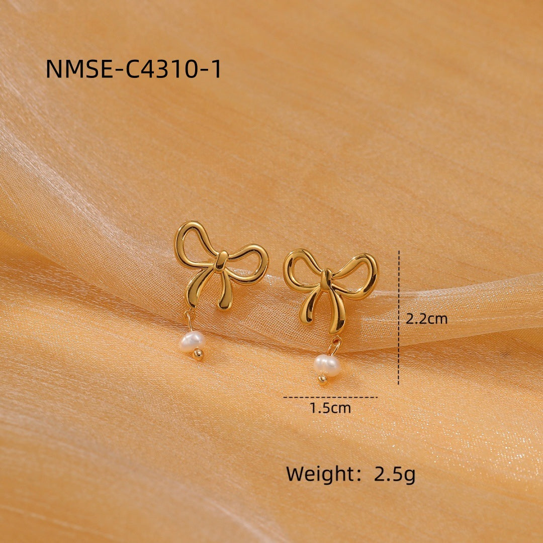 Orecchini da donna minimalisti con fiocco in perle e acciaio al titanio, con finitura placcata e design a forma di cuore