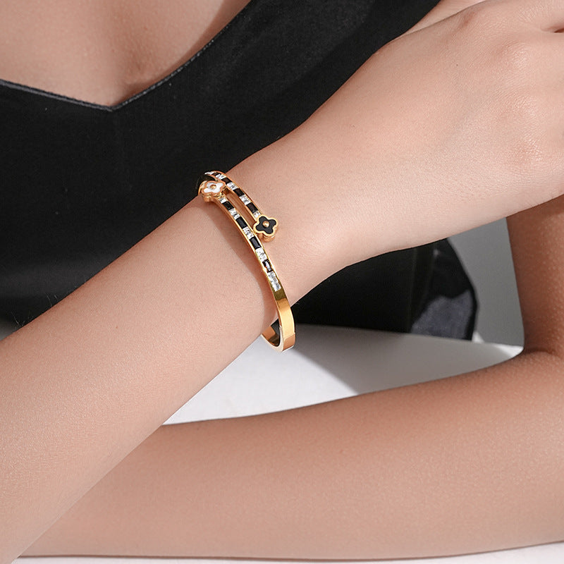 Bracciale Minimalista da Donna a Trifoglio a Quattro Foglie in Acciaio Titanio Placcato, Regolabile con Intarsio di Strass